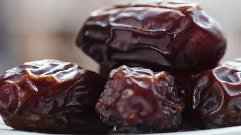 تصویر 2 از خرما مضافتی سراوان با برداشت از نخلستان های بومی با دقت کامل